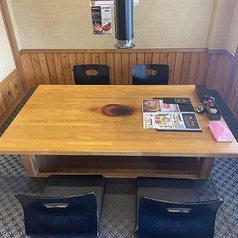 足をのばしてくつろげる掘りごたつ席をご用意しております。おしゃべりを楽しみながらゆったり過ごせます。また、取り外し可能の仕切りがあり、お席を結合してご利用いただけます。