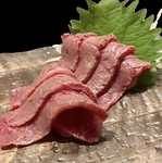 香ばしさがたまらない！『炙り牛刺し』☆新鮮なお肉の甘味をご堪能ください。お酒のお供にも最適です