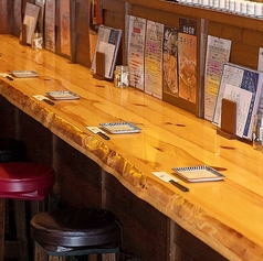 白木のカウンターで日本酒しっぽりと