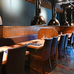 テーブル席は6卓ご用意がございますので、お仕事帰りに決まった飲み会なども安心してご利用いただけます。人数に応じてお席の調整も柔軟に対応いたしますのでお気軽にご相談ください。