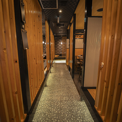 柚子と藁焼き半個室酒場 ゆずのや 岸和田駅前店の雰囲気1