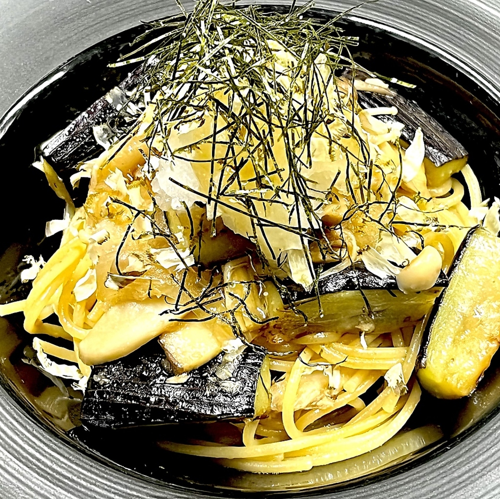 ツナとキノコとナスの和風おろし仕立て　削り昆布とすだちジュレ