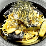 ツナとキノコとナスの和風おろし仕立て　削り昆布とすだちジュレ