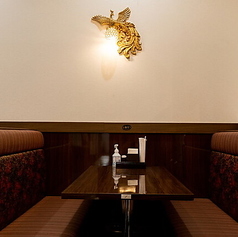 座り心地の良い広々としたソファ席で、お食事の時間をゆったりとお寛ぎいただけます。席間も広く確保されているため、リラックスして大切な方との会話を楽しめるのが魅力です。落ち着いた非日常的な雰囲気の中、本格インド料理やタイ料理などのアジア創作料理をゆっくりと味わえます。