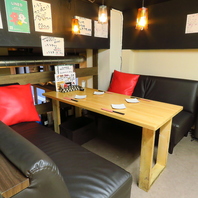 人気のソファー席は女子会やデートに最適♪