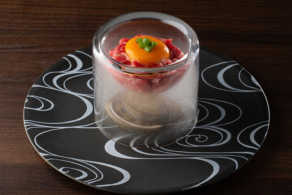 まずユッケがおすすめ。とろけるようなお肉の食感と甘みが自慢