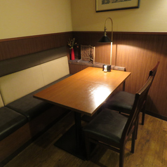 テーブル席は、隣同士をつなぎ合わせることで大人数おご利用も可能となっております。