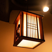 店先に灯る提灯が、和の趣を感じさせる佇まい。夕暮れ時には柔らかな光が街に溶け込み、温かみのある雰囲気を演出します。夜には幻想的な光が広がり、特別な時間を予感させます。