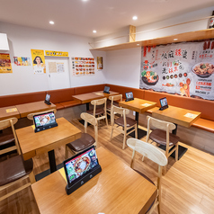 明るく楽しい雰囲気が自慢の場所です。店内は明るく開放的で、リラックスして楽しい時間を過ごせる空間が広がっています。友人同士や新しい出会いを楽しむのにぴったり◎席の連結も可能！必要に応じて席をつなげて広々としたスペースを確保できます！