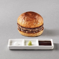 国産牛100％パティと全粒粉バンズ仕上げの和の味わい