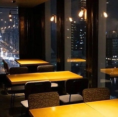 【2名様用テーブル席】デートやお誕生日、記念日に◎優雅に夜景を堪能◎2名様で楽しめるプライベート感たっぷりのお席です。大きな窓から見える天満橋の夜景を楽しみながら、ふたりだけのロマンチックなお時間をお過ごしください。
