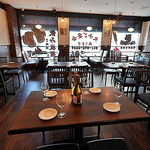 2階席、人数に応じて繋げてご利用いただけるテーブル席も多数ご用意！