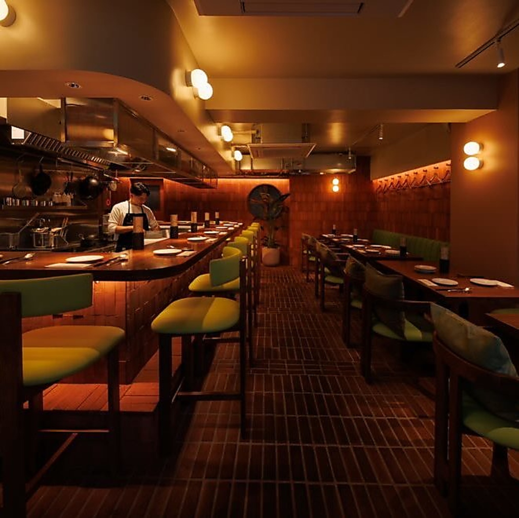 【恵比寿駅】落ち着いたカウンター席、テーブル席でこだわりの中華料理をお楽しみください♪