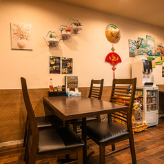 ≪テーブル≫ 明るい雰囲気の店内でゆっくりとお食事をお楽しみください。4名様用のお席をご用意しているので、ママ友とのランチ会や女子会、友人との気軽な飲み会など、様々なシーンでご利用いただけます◎