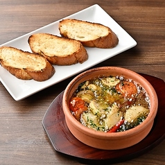 エビとマッシュルームのアヒージョ（バゲット付き）