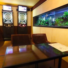 オシャレな水槽付ホールのカウンター