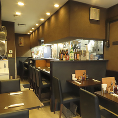 【おひとり様歓迎】温かみのあるカウンター席は、お一人様でも気兼ねなくご利用いただけます。お仕事帰りの一杯や、ふらっと立ち寄って中華おばんざいを少しずつ楽しむのにぴったりです。目の前で調理する様子を眺めながら、ゆったりとお過ごしください。