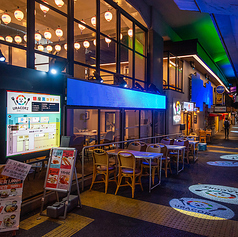 当店自慢の巨大モニター付きテラス席！外の気持ち良い風を受けながらお酒が飲みたくなるこの季節にぴったり♪モニターもあるので、スポーツ観戦などにも使いやすい、自慢のテラス席です！