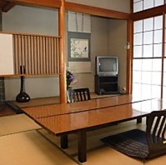 【昭和レトロな雰囲気】どこか懐かしさを感じる和室の個室。ゆったり人目を気にすることなく過ごしていただけます。