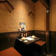 【2名から4名様用個室】仕事帰りにふらっと一杯、仲間との気軽な飲み会にご利用下さい。少人数でゆったりお過ごしいただける空間。名物博多もつ鍋や馬刺しなど本格九州料理と、厳選芋焼酎を囲めば会話も弾みます。日常使いにも、ちょっとした記念日にも。皆様のご来店を心よりお待ちしております。
