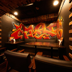 【2～6名ソファ半個室】当店で一番人気のソファ席は、ランプやシャンデリア、壁面の絵画など、当店の雰囲気を存分に楽しめる特等席。デートから記念日、女子会、お仲間との飲み会など、様々なシーンでご満足いただける、ラグジュアリーでありながらもリラックスできる空間です。