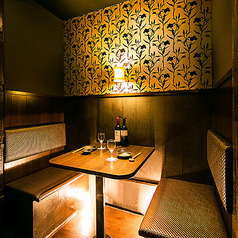 おしゃれな花柄クロスと間接照明が目を引く、レトロで可愛い2名様個室！ソファー席でゆったりくつろげるので、デートやサシ飲みのもピッタリ！落ち着きつつも華やかさのある、こだわりの個室空間です！