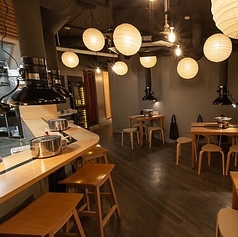 カウンター席は、和風で統一されたシックな内観の中で、良質なホルモンと店主厳選のナチュラルワインを楽しむのに最適なお席です。気軽にお一人様でも立ち寄れるのが魅力。リラックスしたい独りの時間にぴったり！