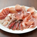 料理メニュー写真&nbsp;イタリア産生ハムとサラミの盛り合わせ