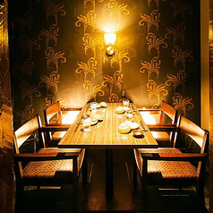 ゴージャス感漂う壁紙と温かい照明が灯るラグジュアリー系の個室！アンティーク調の椅子やテーブルが落ち着いた雰囲気をつくり、接待などにも最適！どこかおしゃれで非日常感も味わえる個室空間です！