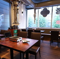 店内は広々としており、最大41名様まで貸切利用が可能◎会社宴会、歓迎会・送別会、打ち上げ、友人同士の集まりなど、さまざまなシーンにぴったりです♪大きな窓から光が差し込む明るい空間は、居心地も抜群。美味しい焼肉と活気ある雰囲気で、特別な時間をお過ごしください。