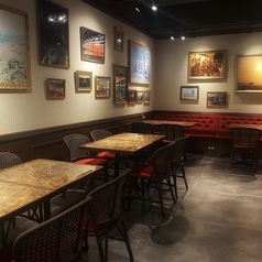 《幅広いシーンに》団体利用も安心の広々とした空間。おしゃれな店内でゆったりとしたひとときをお過ごしいただけます。