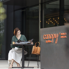 ペットも同伴できるテラス席で、自然を感じながらリラックスした時間をお楽しみください。