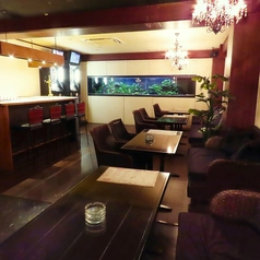 【雰囲気◎最大30名様までの水槽付ホール】久々のゆっくりと語り合う時間を楽しみたいならこちらのフロアがおすすめ。プライベート感たっぷり！しっとりと大人の空間をお楽しみください、こちらは貸切20名様から。