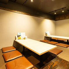 6名様掛けの座敷が2席あり、広々とした空間でのんびりお食事をお楽しみいただけます♪最大20名様まで収容可能なので、楽しい宴会や集まりにぴったりです！皆様で心温まる時間をお過ごしください。