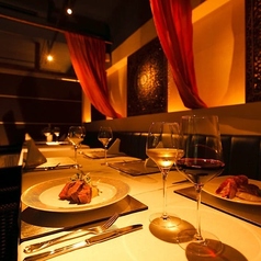 【バックスルーム／テーブル席半個室：8～14名様】特別な日や大切な方のおもてなしに！『バックスルーム』は、接待や特別な日のお祝いにふさわしい、格式高い雰囲気が魅力のテーブル席半個室です。オリエンタルモダンな設えが、どこか懐かしくも上品な空間を演出。ゆったりと上質なひとときをお過ごしいただけます。