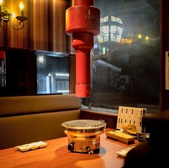 2階窓際テーブル席。街の灯を楽しみながら。全席無煙ロースター完備。