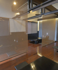 少し大きめのご宴会にぴったりな16名用のお席は、2卓ございます。会社での部署飲み会やグループでの集まりにおすすめ。まとまった人数でも同じテーブルで盛り上がれる人気のお席です。