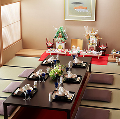 「百合」「牡丹」をつなげて最大16名様までご利用いただけます。その際の個室料は12,600円（サービス料・消費税込）です。