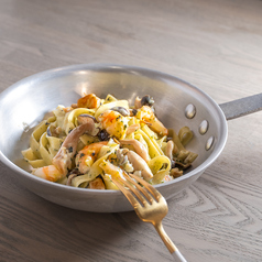 エビときのこのジェノヴァ風バジルクリームソース