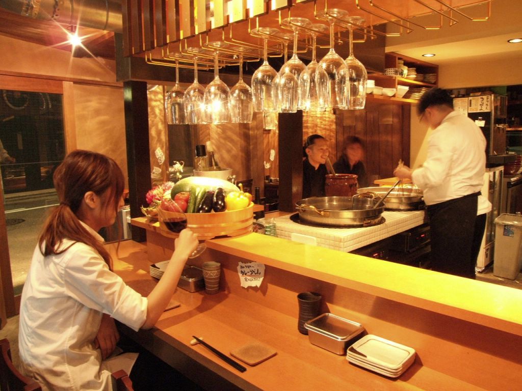 一人でも気軽に寄れる♪人気のカウンター全８席※写真は系列店