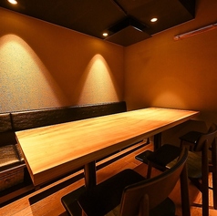 テーブル席（4～7名様）│木を基調とし、落ち着いた雰囲気の当店。気軽にご利用いただけるテーブル席をご用意しております。日常の飲み会や、ちょっとしたご宴会に、ぜひご利用ください。