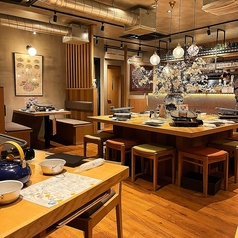 シーンに合わせて、ボックス席、大テーブル、つなげて団体テーブル席。