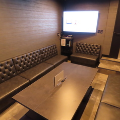 最大15名様まで収容可能な個室は、周りを気にせず楽しめるプライベート空間。会社宴会や仲間内の集まり、誕生日・歓送迎会にも最適です。カラオケ・ダーツやゲームを楽しみながら、会話とお酒で盛り上がれるのも魅力。個室料3,300円で利用可能なので、特別な集まりを気軽に演出できます。光の森での宴会にぜひ。