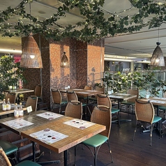 壁際のテーブル席は落ち着いた空間…