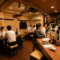落ち着いた木目調の店内は、普段使いから各種宴会まで幅広くご利用いただける居心地の良い空間。カウンター席やテーブル席を完備しており、おひとり様のお食事や会社帰りの一杯にもおすすめです。自慢の炭火焼串や鳥刺し、もつ鍋を楽しみながら、ゆったりとした時間をお過ごしください。