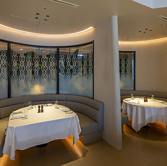 3~4名様でのご利用におすすめのラウンドテーブル席。ご家族やご友人との会食にもどうぞ。