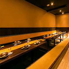 足元ゆったりの席がならぶ、大人数の宴会にもピッタリな掘りごたつ個室！落ち着いた色味の壁とテーブルに、温かみのある照明が合わさって、リラックス感たっぷり！時間を忘れてくつろげる個室空間です！