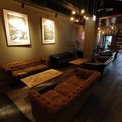 世界各国から厳選して取り揃えたフレーバーを種類豊富に取り揃えております。ノンニコチンのフレーバーもございますので、どなた様でもお気軽にシーシャをお楽しみいただけます。フレーバーの選択に迷いましたらお気軽にスタッフまでお声がけください。