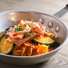 素揚げした博多茄子と生ハムとモッツァレラのポモドーロソース