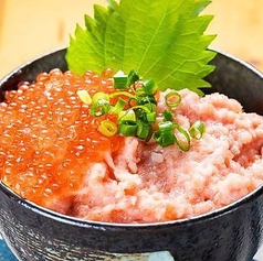 いくらとねぎとろ丼